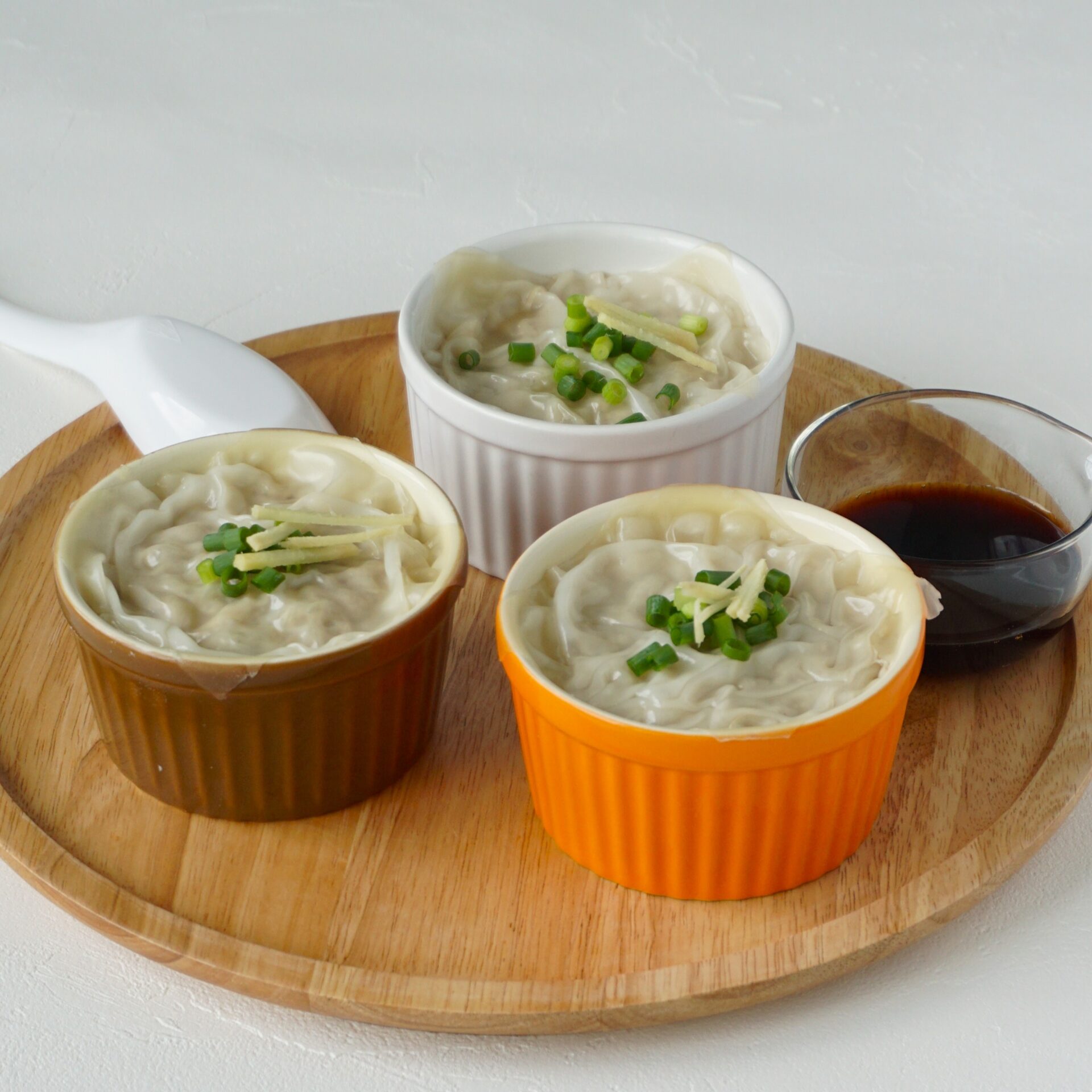 スープを味わう小籠包